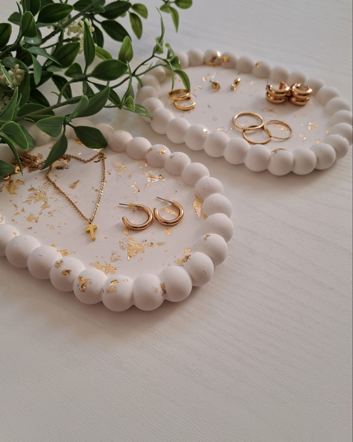 Schmuckschale mit Perlenrand gold