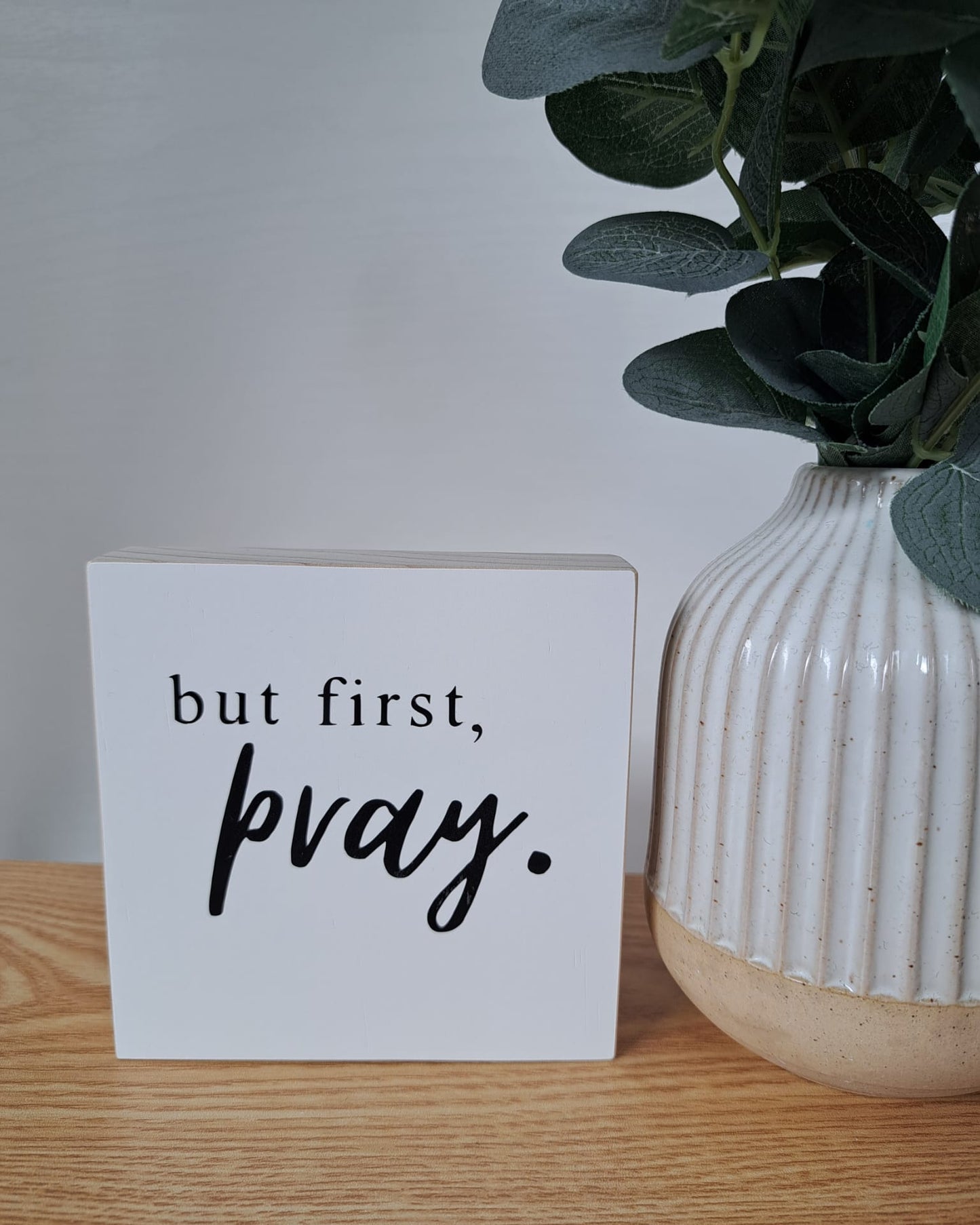 Holzschild first, pray