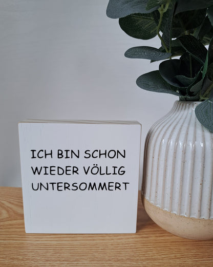 Holzschild untersommert