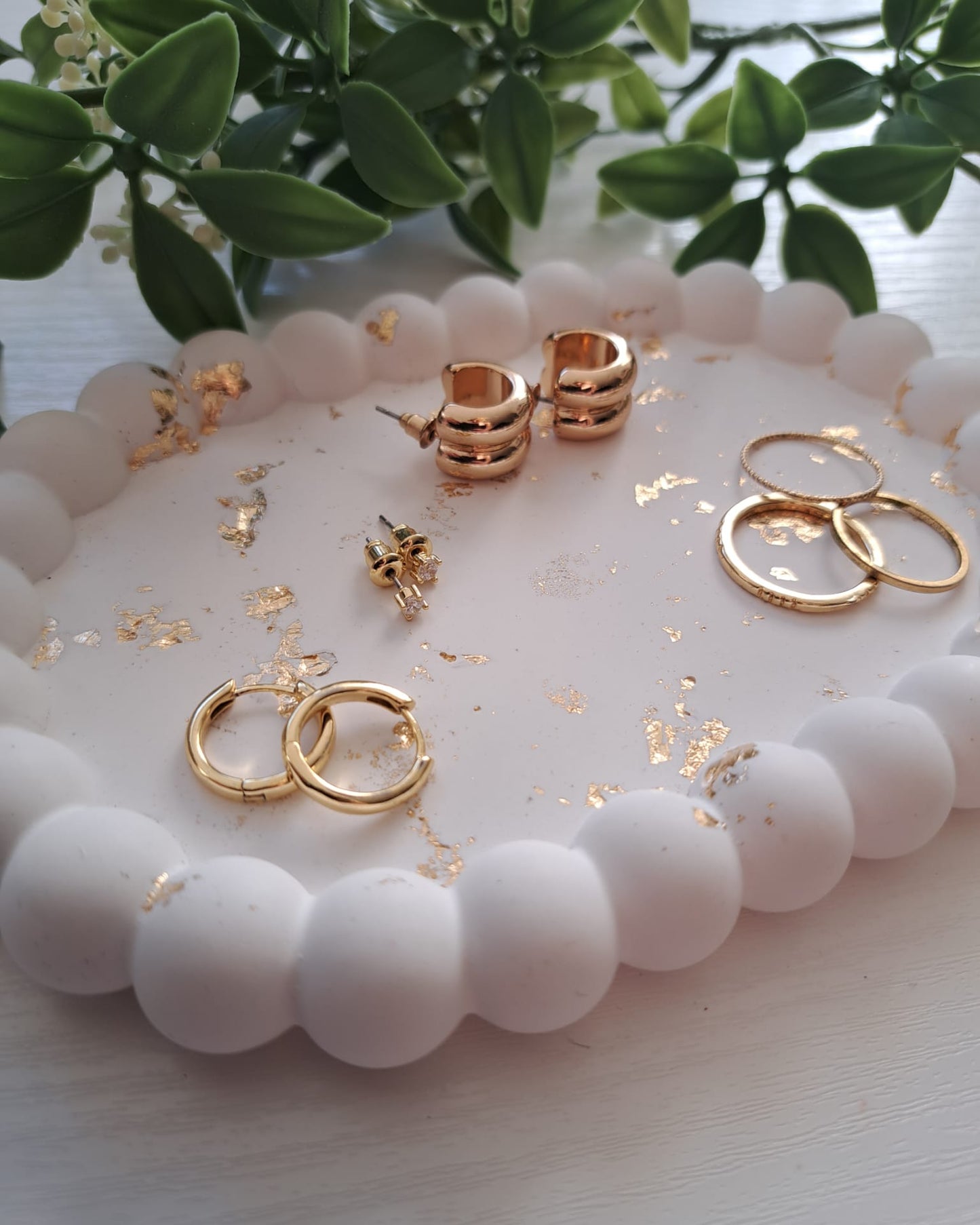 Schmuckschale mit Perlenrand gold